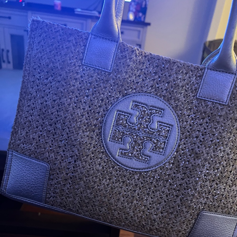 Beautiful Tory burch tote bag! Gently used , very good size